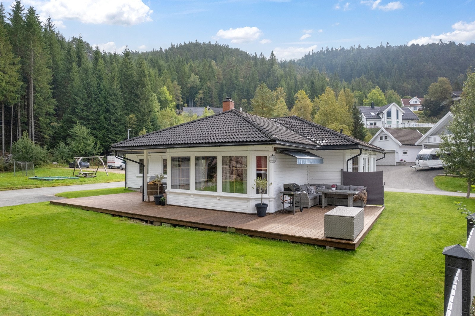 Nyere/utvidet (2022) terrasse på to sider av huset. Galleribilde