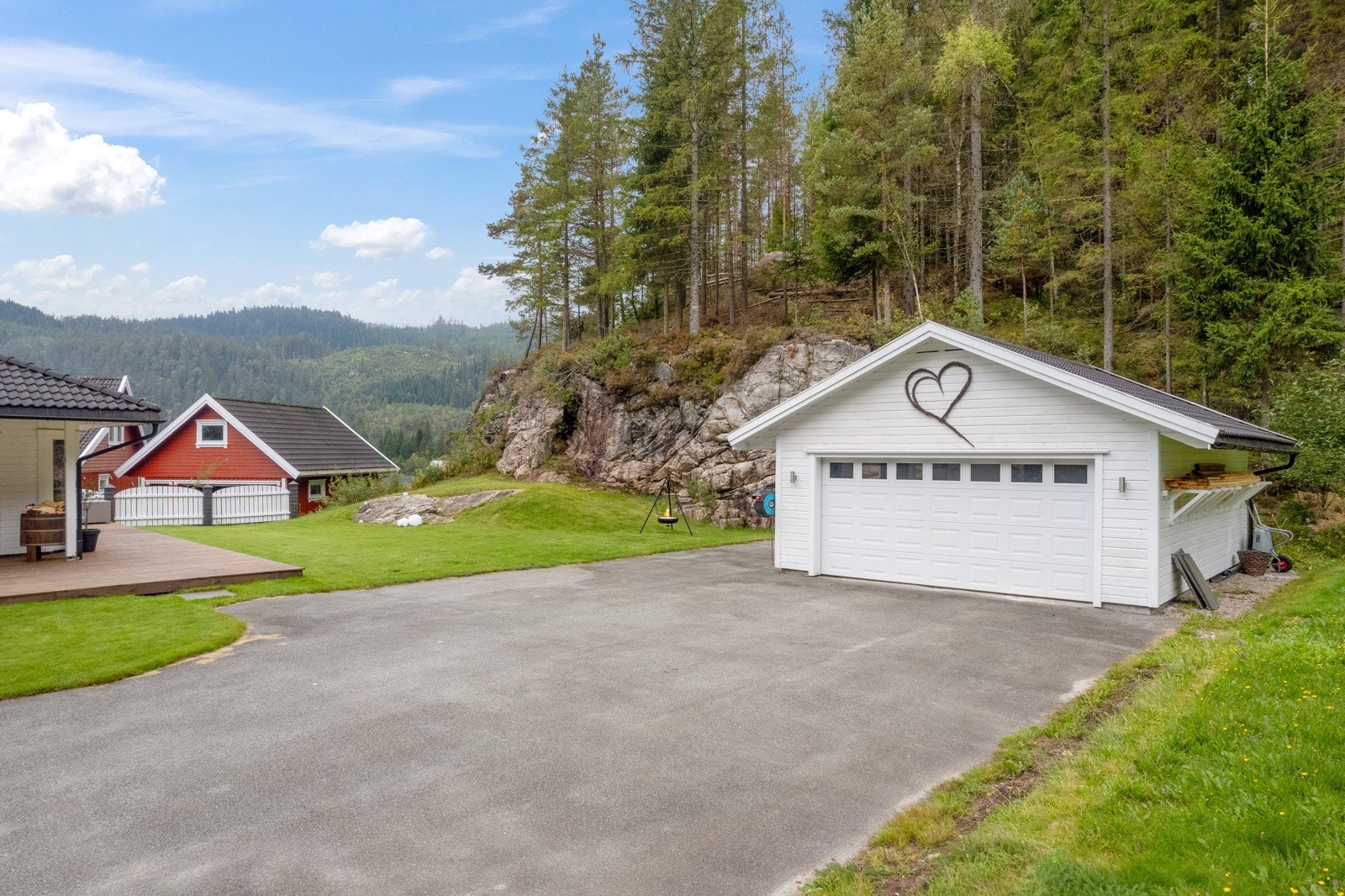 Praktisk dobbel garasje. Galleribilde