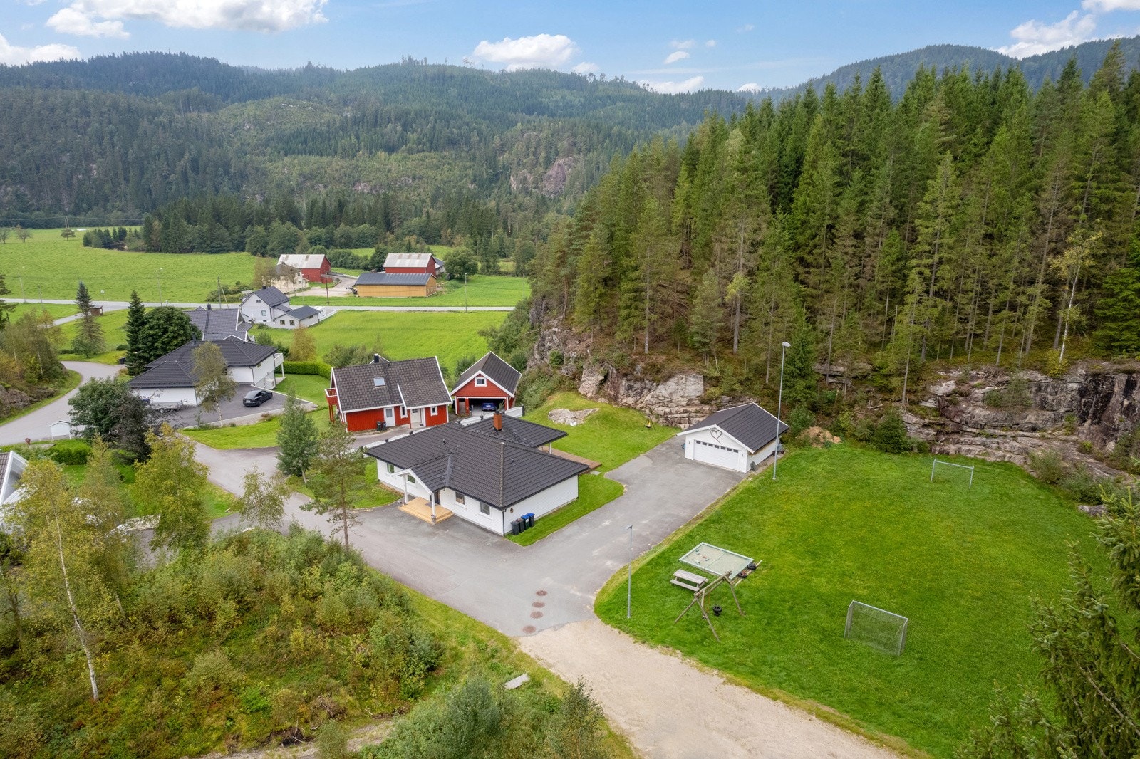 Romslig og usjenert tomt. Galleribilde