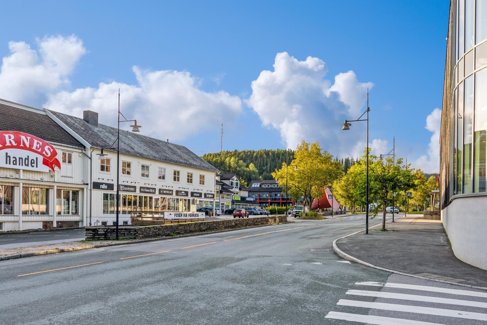 Fra boligen er det kort vei til Åfjord sentrum med butikker, spisesteder, skole, barnehage og mye mer. Galleribilde