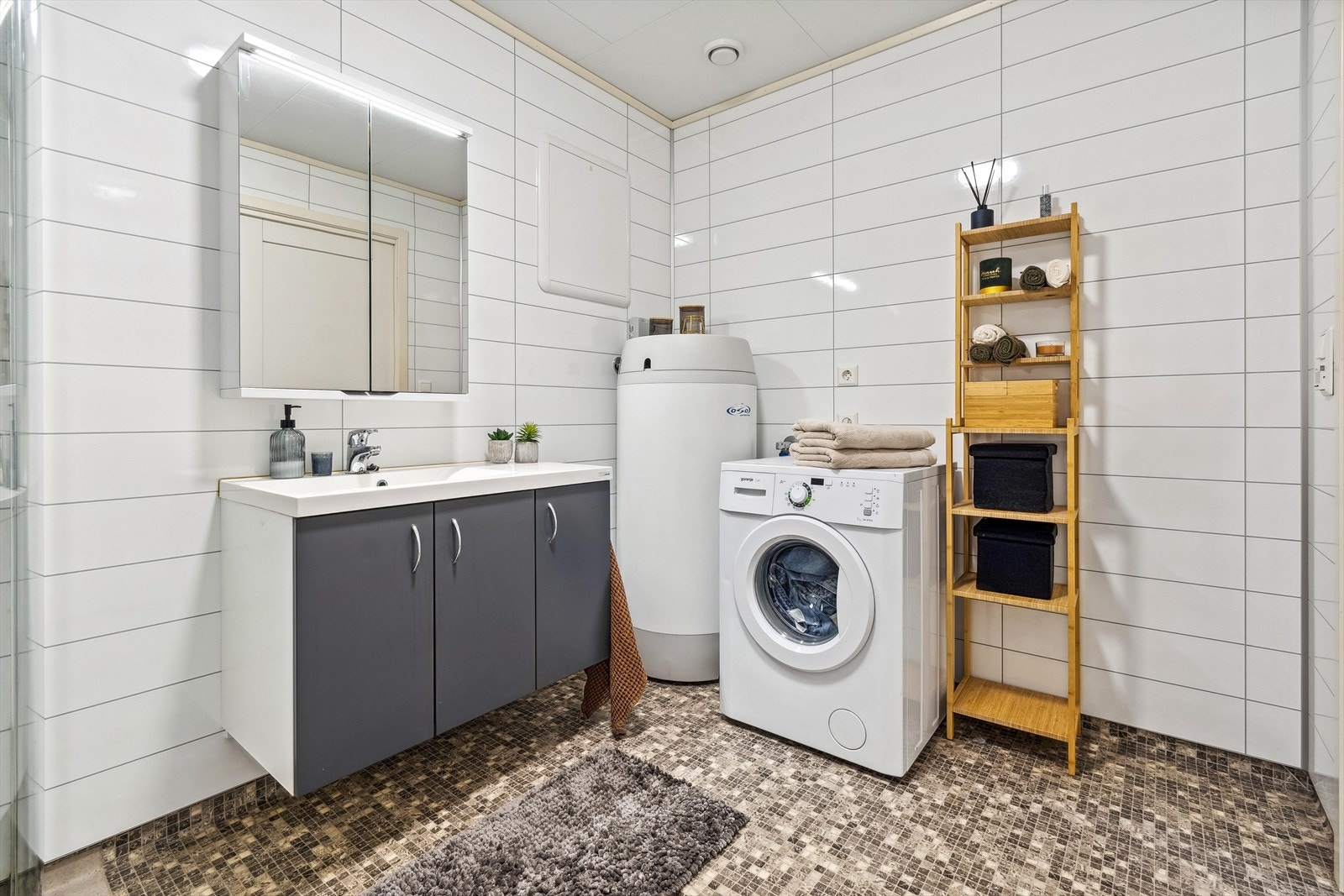 Sanitærutstyr samt sluk, membran og tettesjikt er også vurdert til TG1 av takstmann. Det er også etablert opplegg for vaskemaskin og varme i gulv. Galleribilde