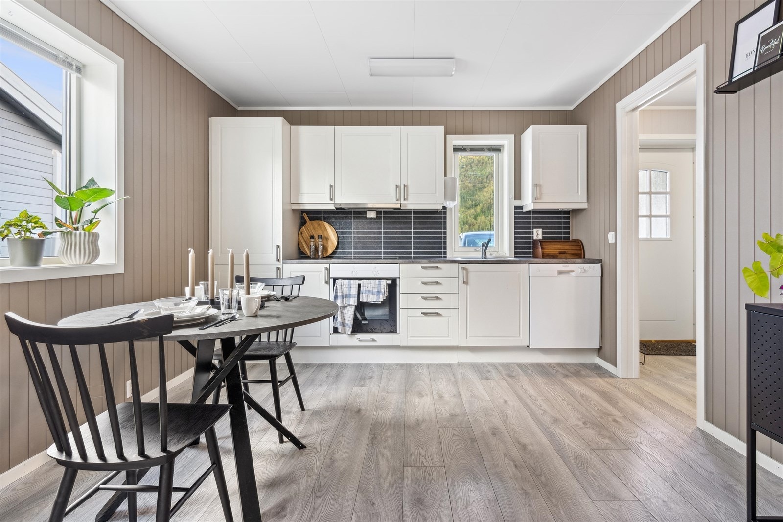 Kjøkkenet er etablert med profilerte fronter, laminat benkeplate og integrerte hvitevarer. Galleribilde