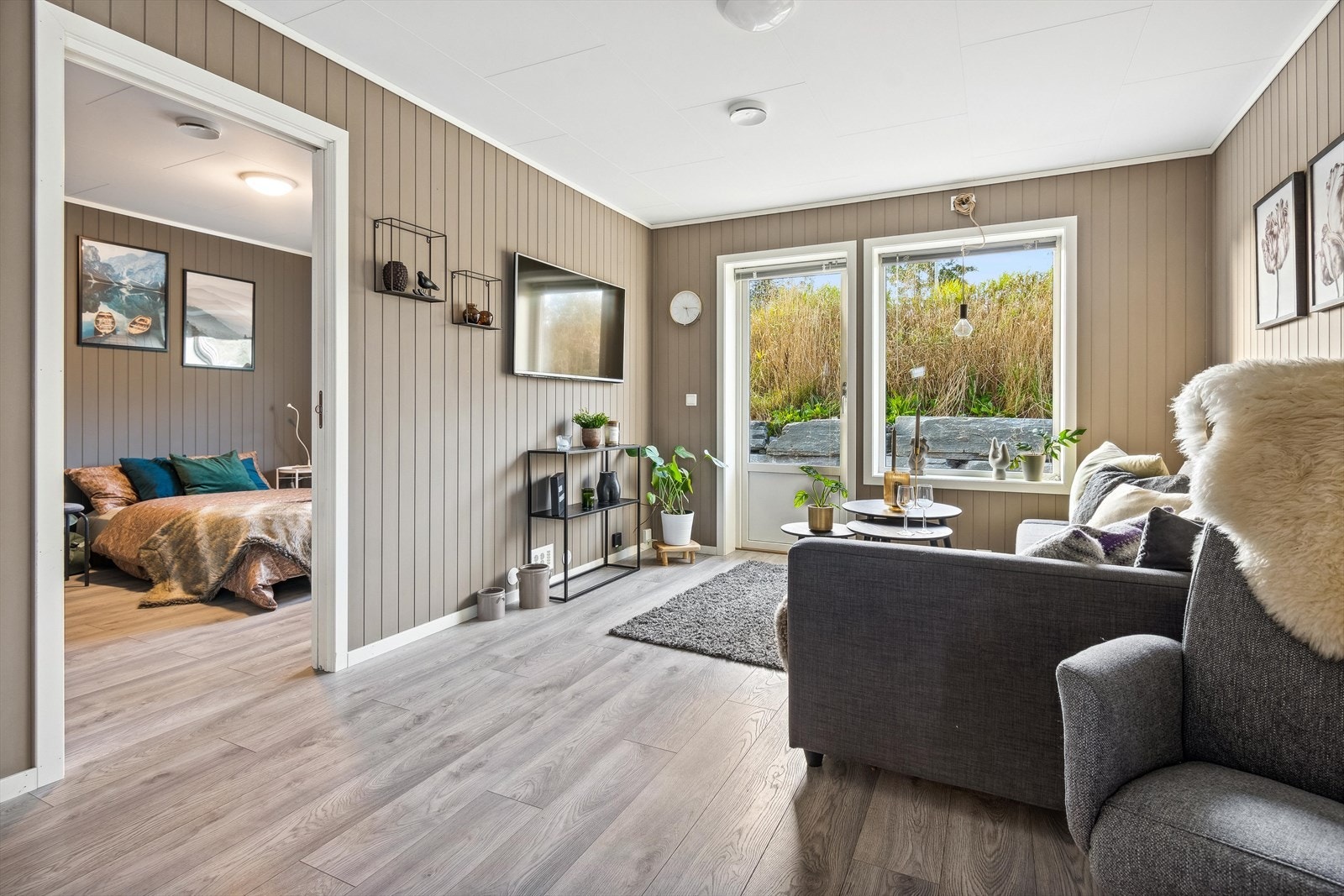 Her er plassen godt utnyttet med åpen stue-kjøkken løsning på hele 27 kvm og soverom som måler 11 kvm. Galleribilde