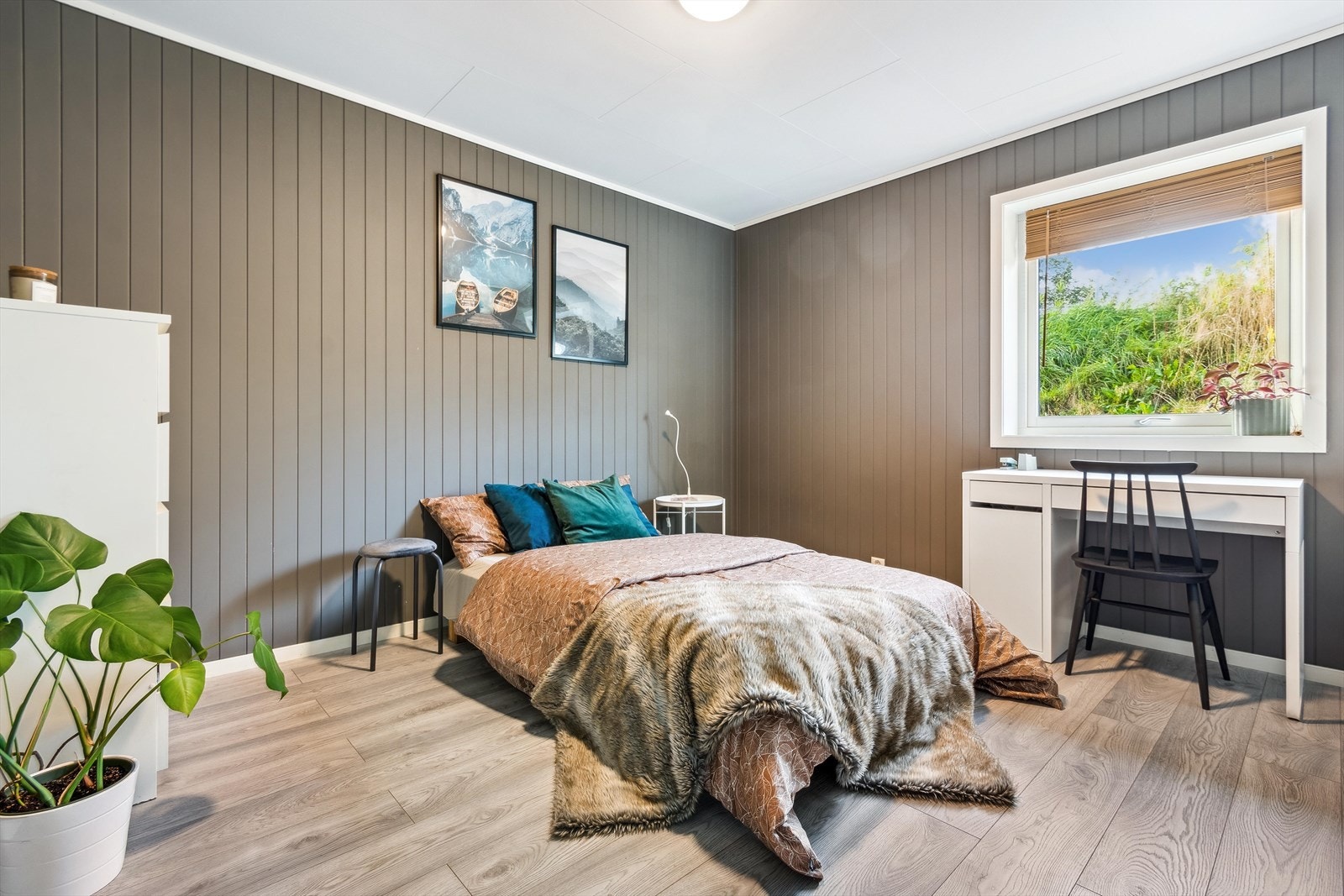 Soverommet oppleves lyst og romslig med god plass til dobbelseng, skrivebord og stor garderobeløsning. Galleribilde