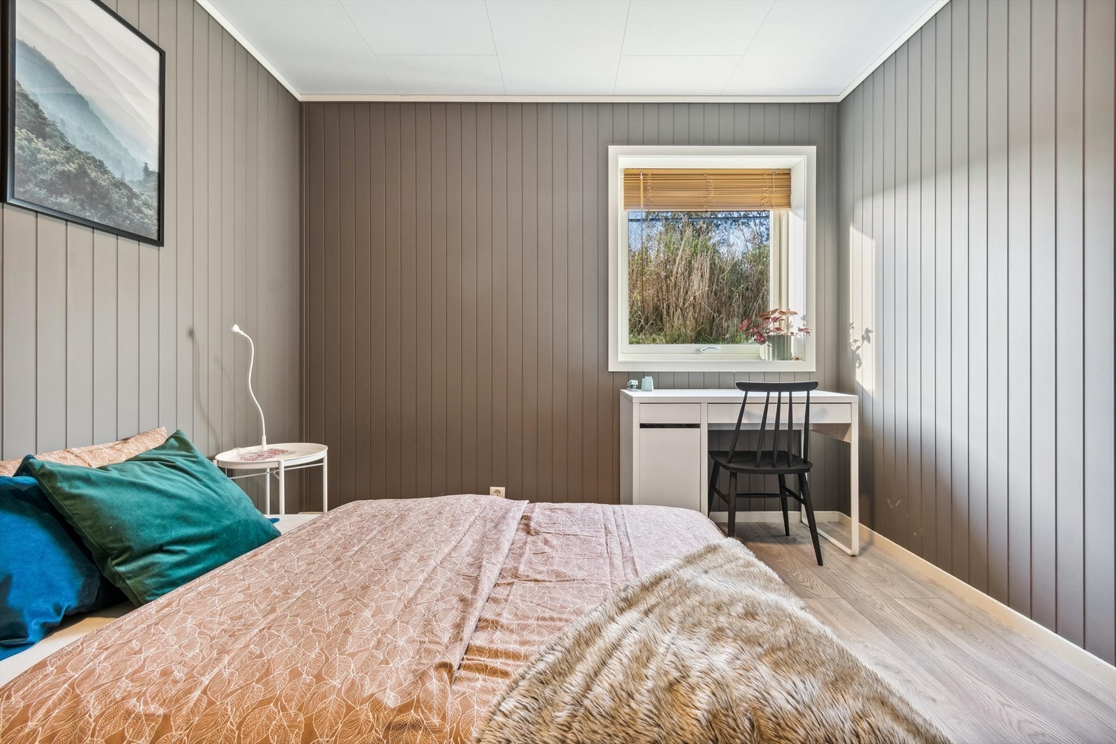 Rommet ligger mot boligens rolige bakside og med det store gulvarealet finnes det potensiale for oppdeling eller annen møblering om ønskelig. Galleribilde