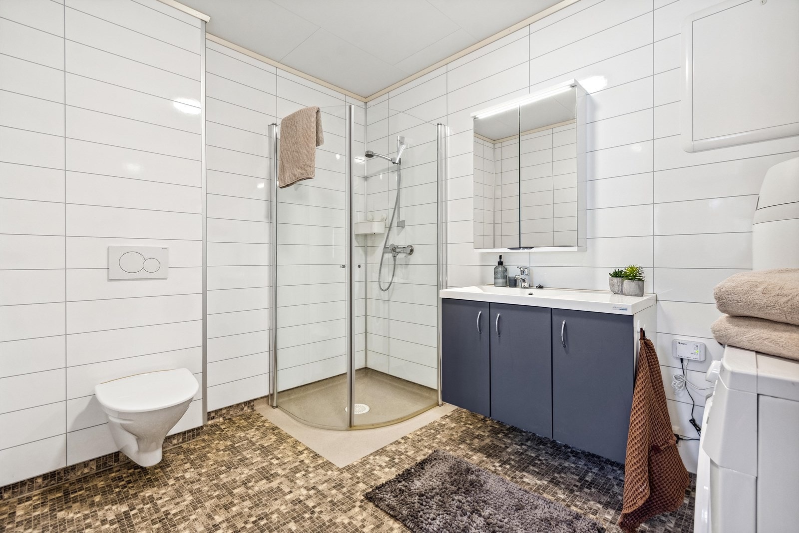 Badet er etablert med våtromsbelegg på gulv, baderomsplater på veggene og malte plater i himling. Overflater på vegger og i himling er vurdert til TG1 av takstmann. Galleribilde