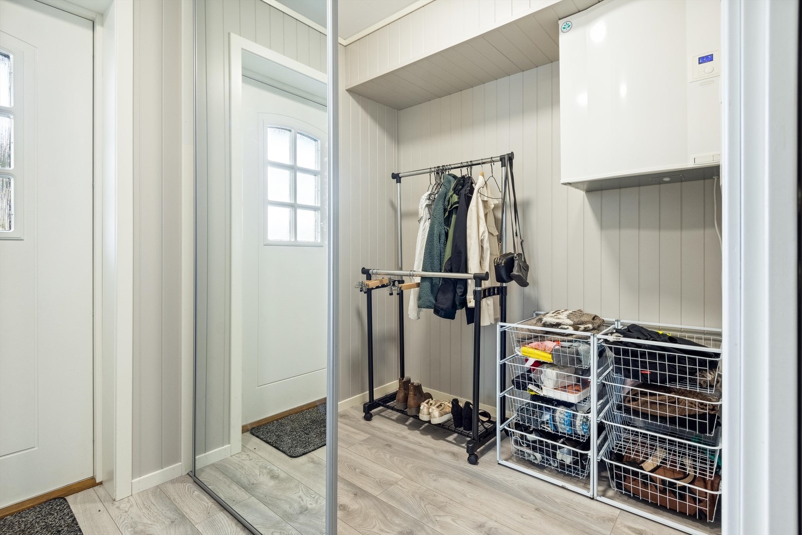 I gangen er det romslig skyvedørsgarderobe med speilfronter. Galleribilde