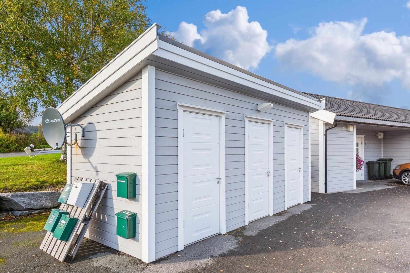 Den ene boden befinner seg i felles bodanlegg som deles med de to andre boenhetene i rekken. Galleribilde