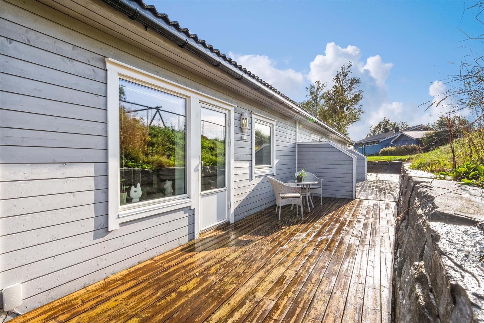 Terrassen ligger lunt til og byr på muligheter for møblering etter eget ønske. Galleribilde