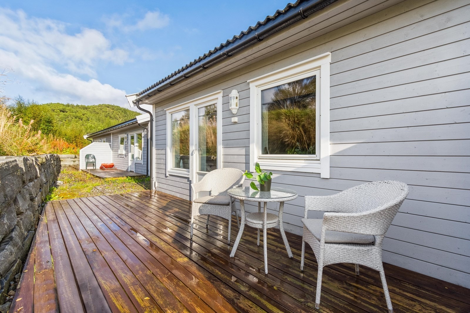 Endebeliggenheten gir en tomt på 189 kvm og tidligere eier har hatt luftegård til hund ved endeveggen. Galleribilde