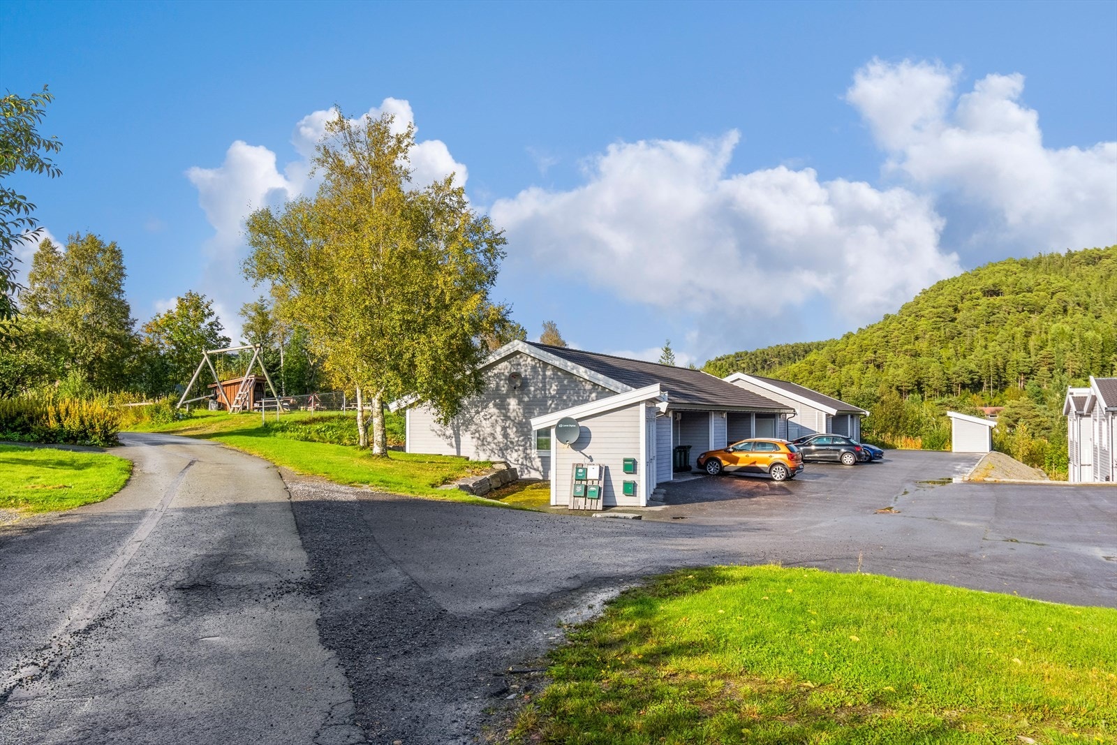 Huset ligger i en rolig gate hevet over sentrum, med fin natur like i nærheten. Galleribilde