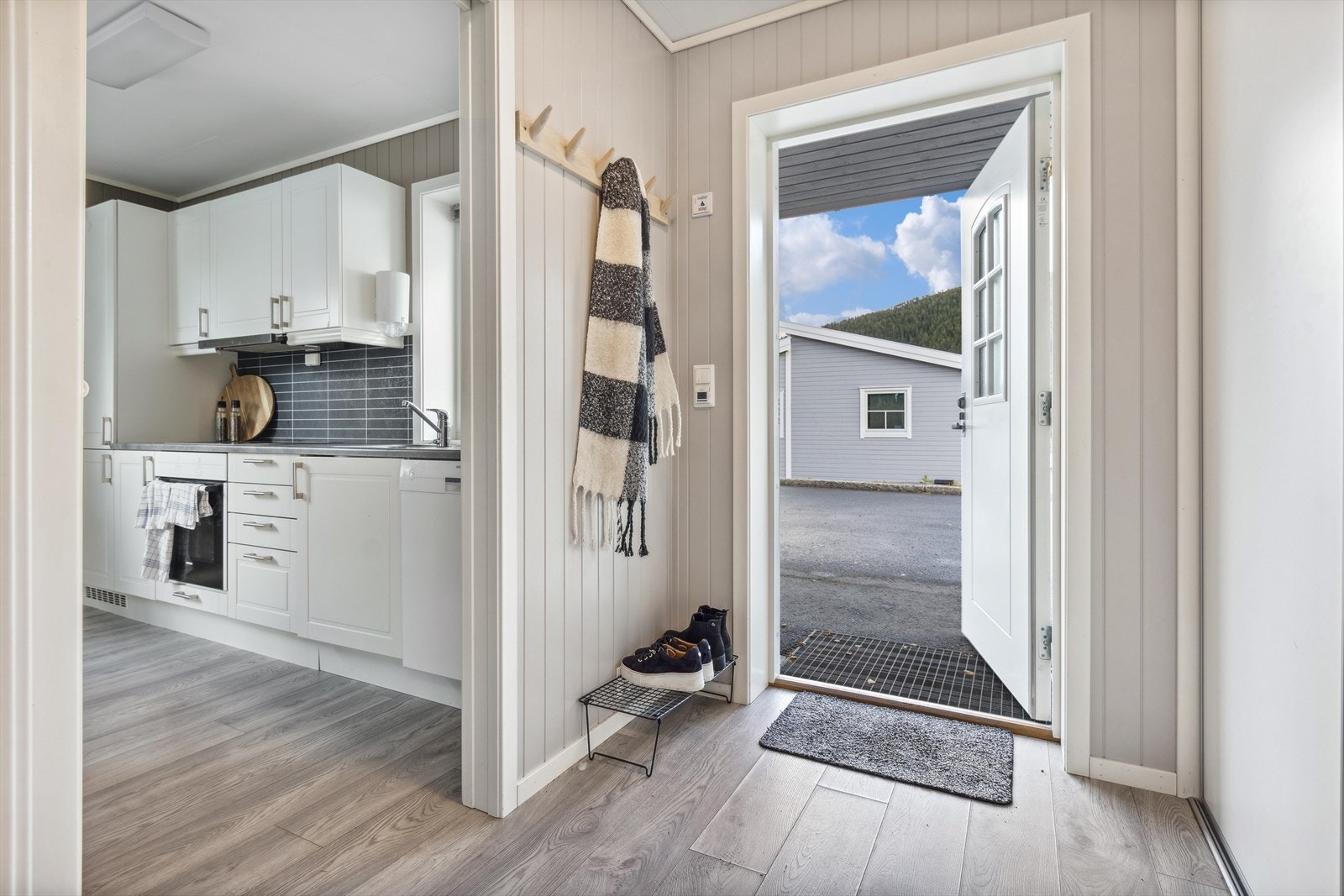 Boligens inngangsparti måler 6 kvm og byr på godt med plass til oppbevaring av yttertøy og sko. Galleribilde