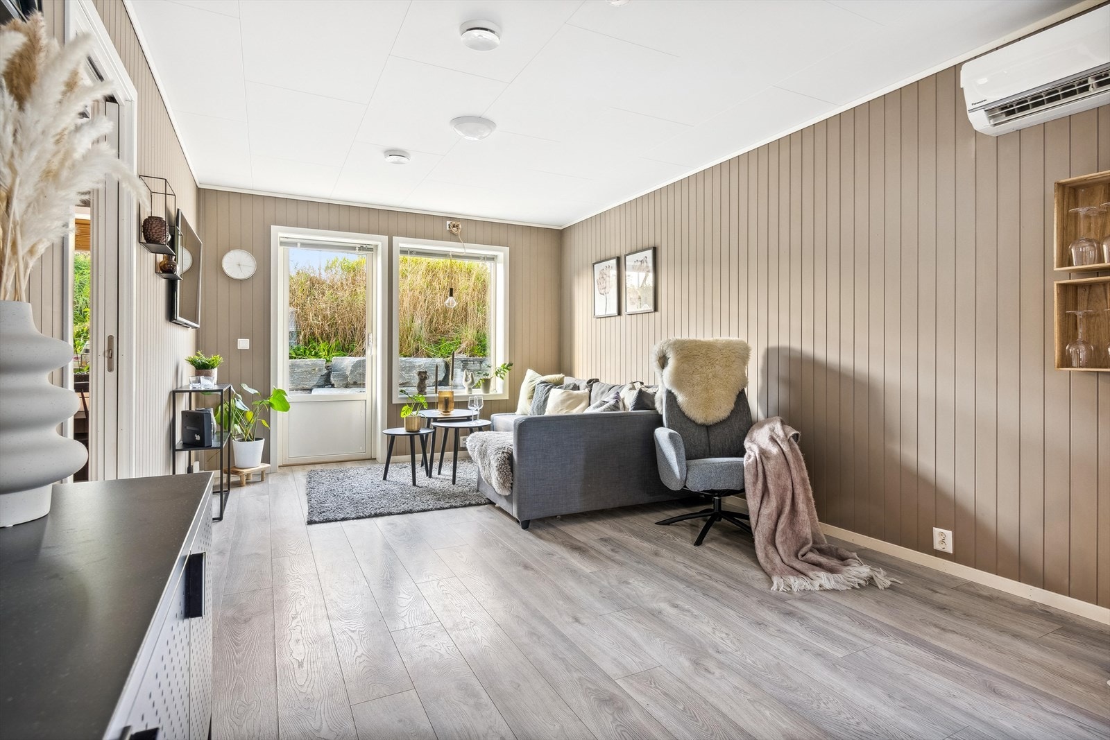 Boligen ligger i enden av rekken, noe som gir mer lys og privatliv, samt større hage som strekker seg rundt boligens yttervegger. Galleribilde