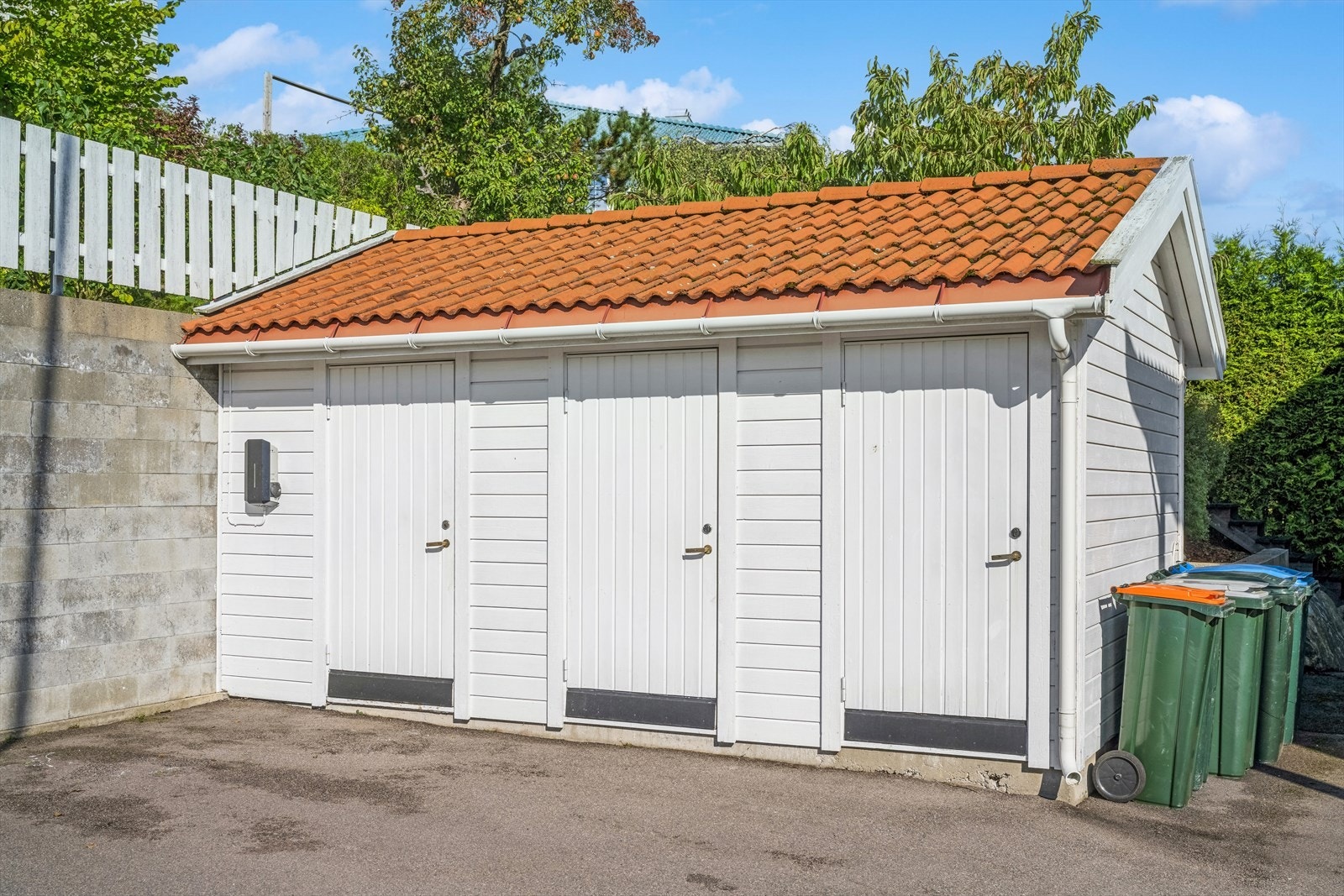 Leiligheten disponerer biloppstillingsplass på asfaltert gårdsplass. Det er satt opp lader for el-bil på denne. Galleribilde