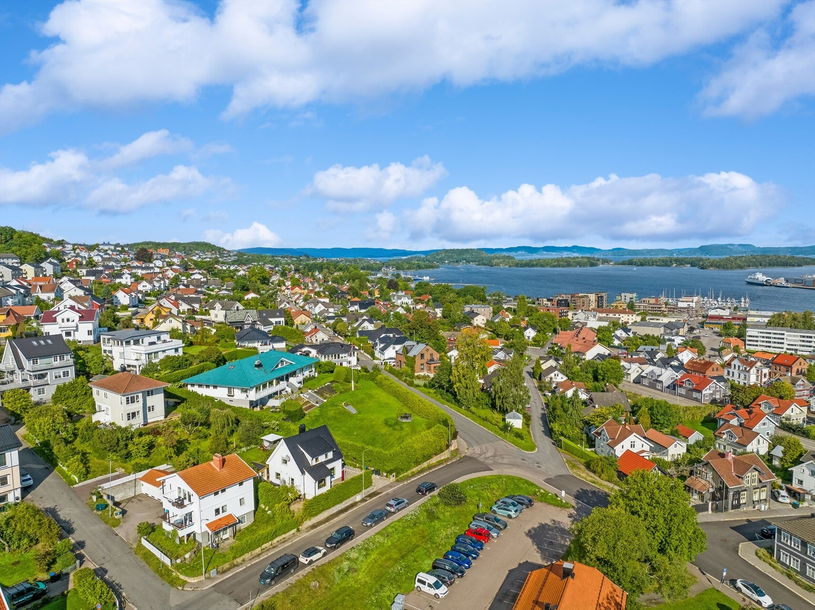 Dronefoto av nabolaget. Galleribilde