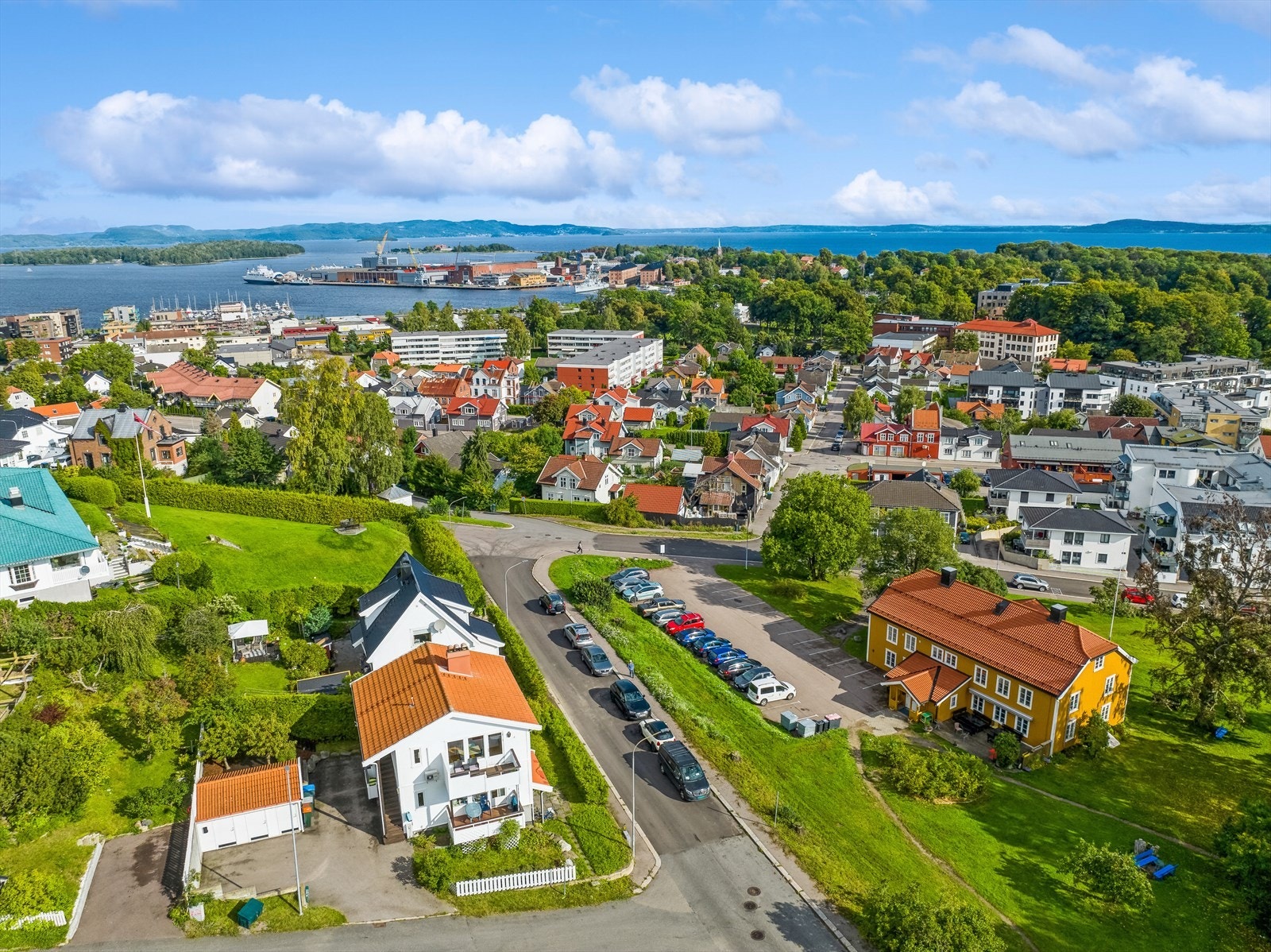 Det er i overkant av ti minutters kjøring til E18, samt fem minutters kjøring ned til Bastøferga og eiendommen egner seg således godt for pendlere. Galleribilde