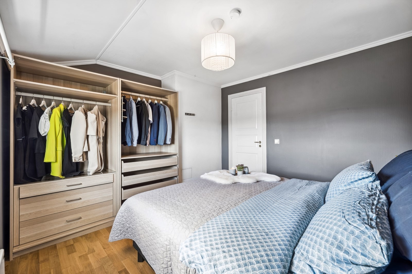 Soverommet har god plass til dobbelseng og god lagringsplass i garderobeskap. Galleribilde