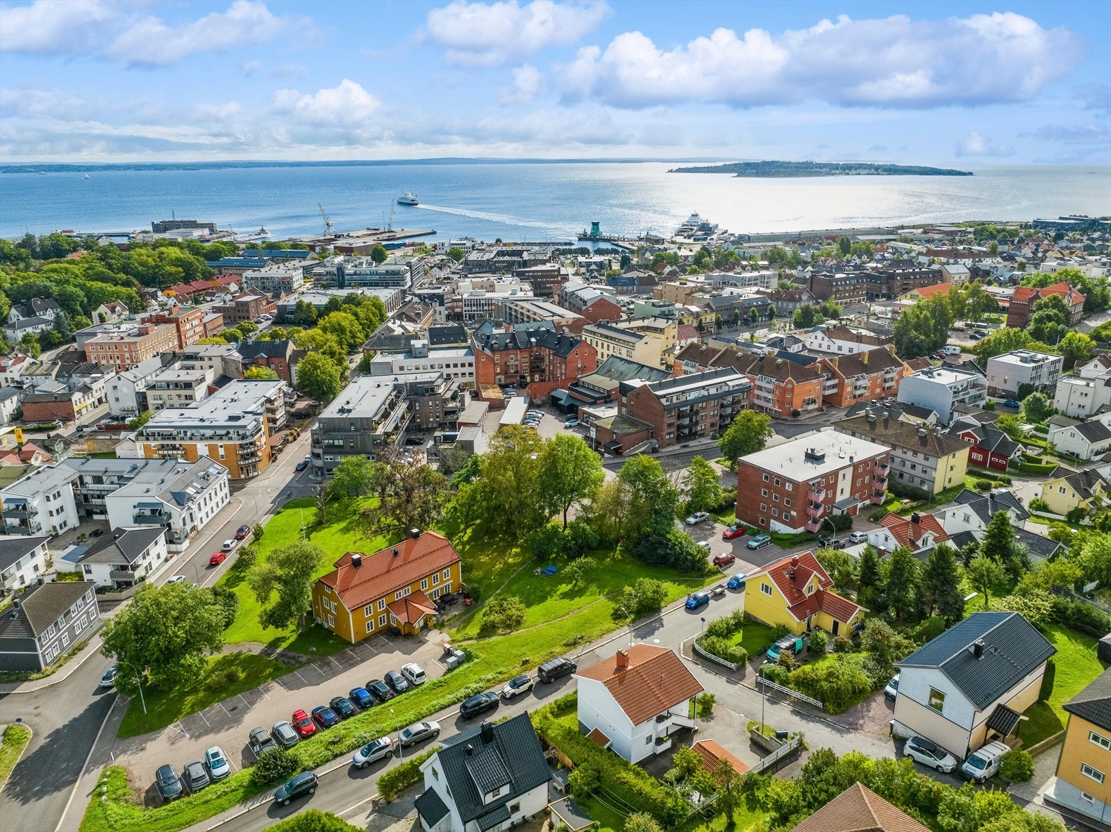 Dronefoto av nabolaget og ned mot Horten sentrum Galleribilde