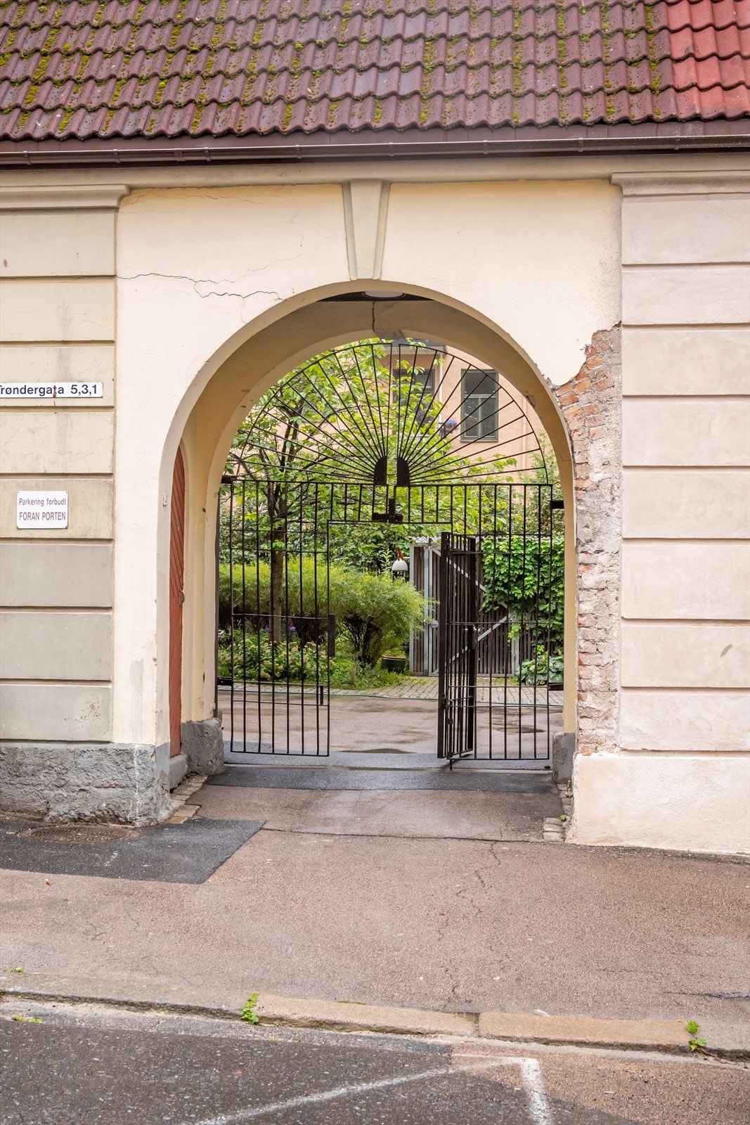 Inngangen til gården Galleribilde