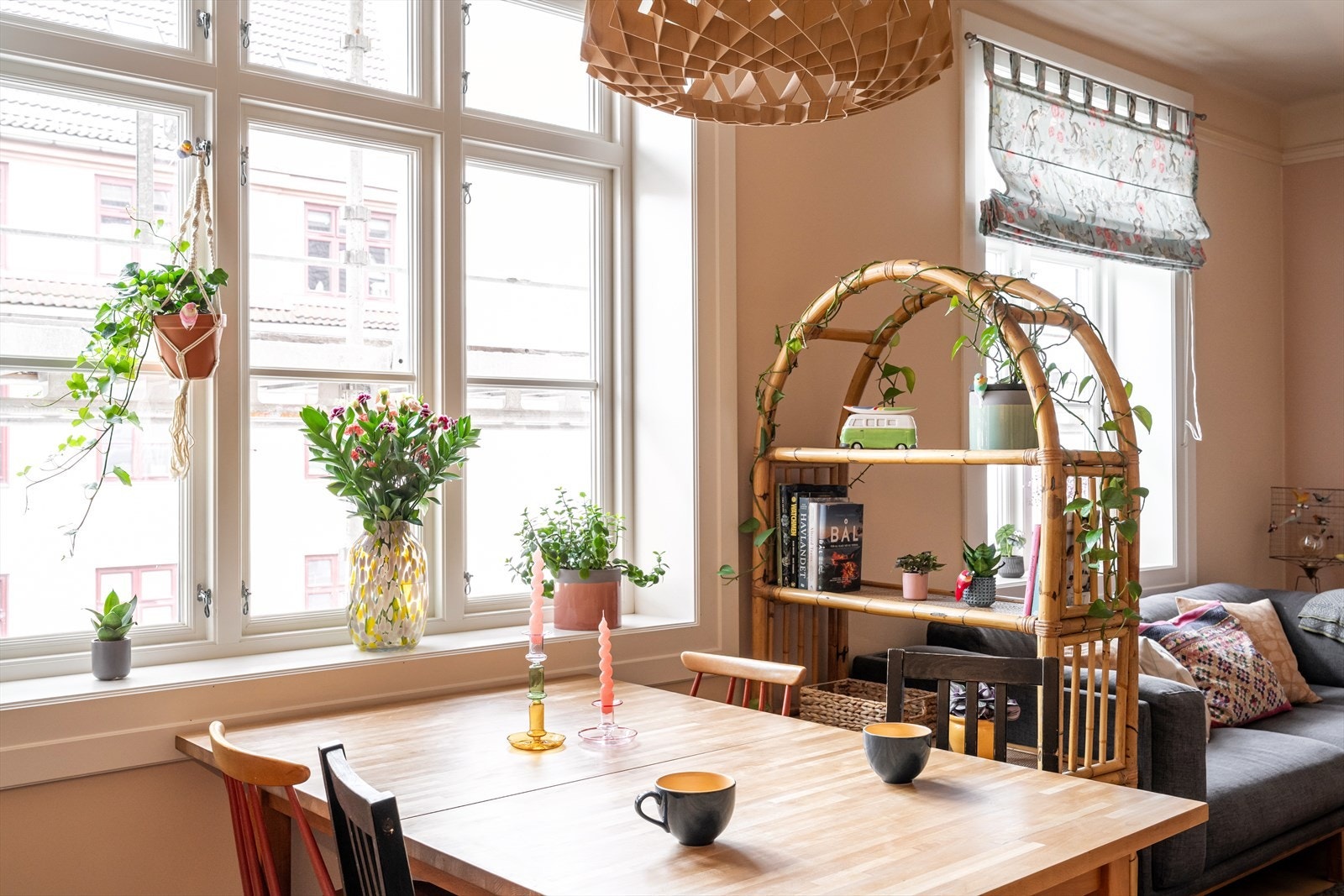 Store vindusflater med brede karmer. Galleribilde