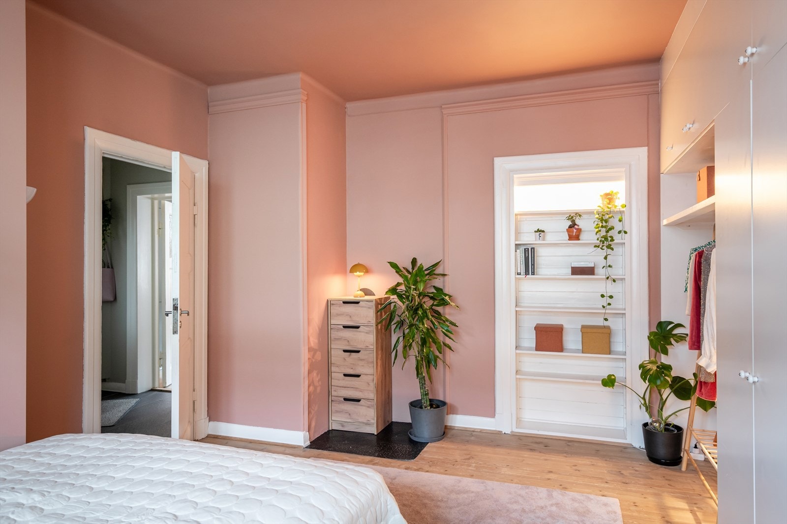 Soverommet er enkelt å innrede med dobbeltseng, nattbord og hjemmekontorplass. Galleribilde