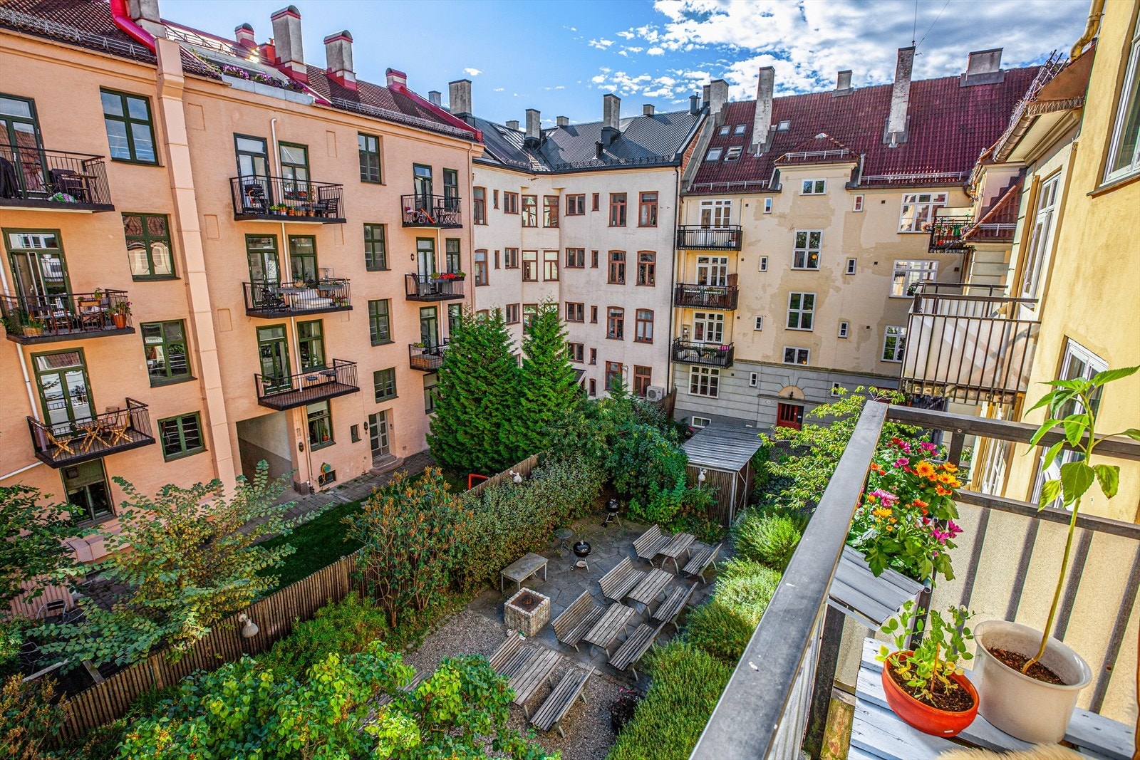 Fra soverommet er det utgang til en sydøstvendt balkong på 4 m² med utsikt over den koselige bakgården. Galleribilde