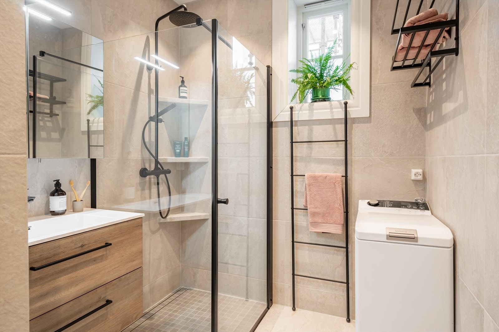 Totalrenovert baderom fra 2022 med varmekabler og downlights. Galleribilde