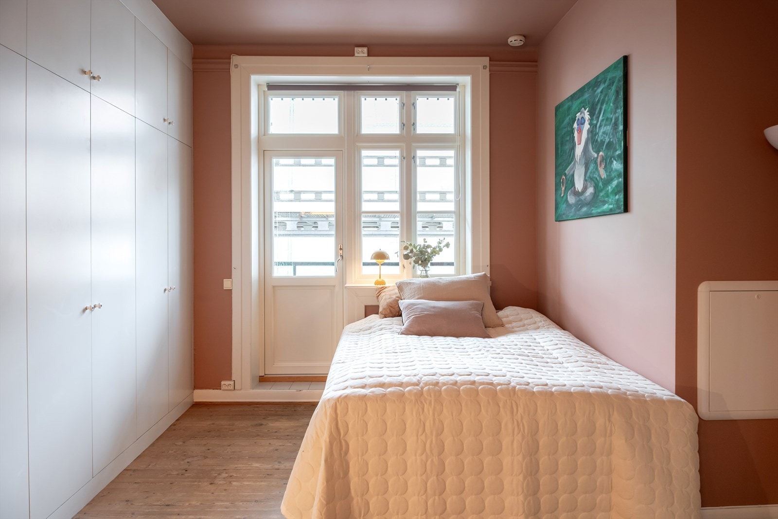 Stort og luftig hovedsoverom malt i en trendy og delikat rosafarge. Soverommet er innredet med en dobbeltseng. Galleribilde
