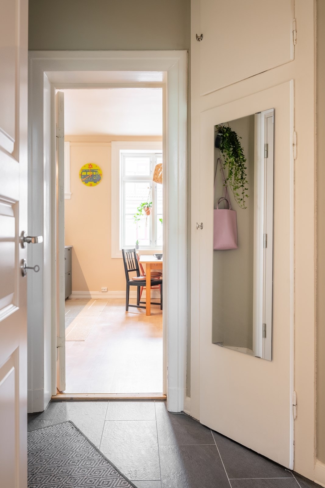 Entréen ble modernisert i 2022 med nytt undergulv med varmekabler, fliser, nye fotlister, downlights og sparklet og malt vegg. Galleribilde