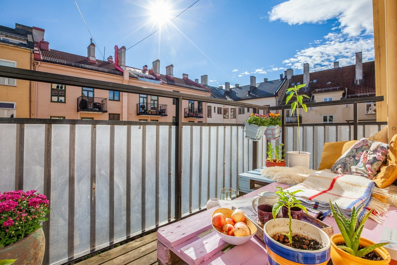 Leiligheten har en attraktiv, urban og sentral beliggenhet, men ligger samtidig tilbaketrukket i rolige og hyggelig omgivelser. Galleribilde