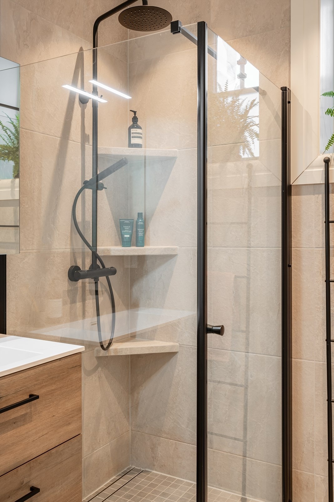 Det er naturlig oppdriftsventilasjon på badet. Galleribilde