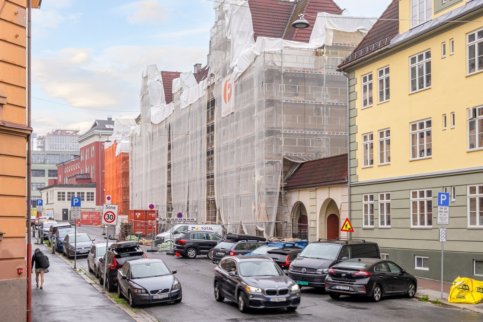 Borettslaget holder på meg rehabilitering av fasaden. Fasaden skal være lik bygget til høgre som er ferdigstilt. Galleribilde