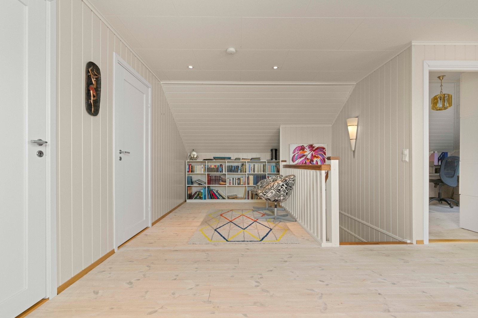 Loftet er innreda med stue og 3 rom Galleribilde