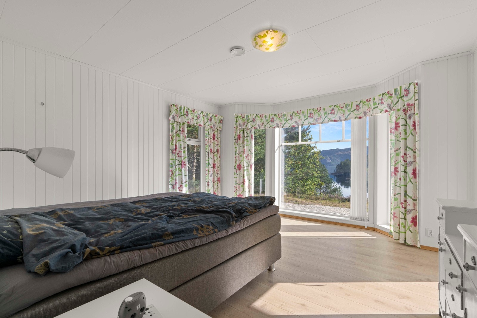 Hovedsoverommet ligger i 1.etg. og har eget bad og walk-in garderobe Galleribilde