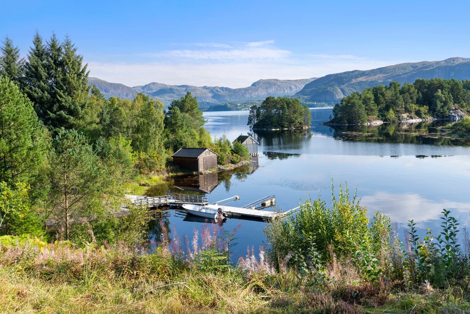 I vika nedenfor boligen har eiendommen tinglyst rett til båtfeste Galleribilde