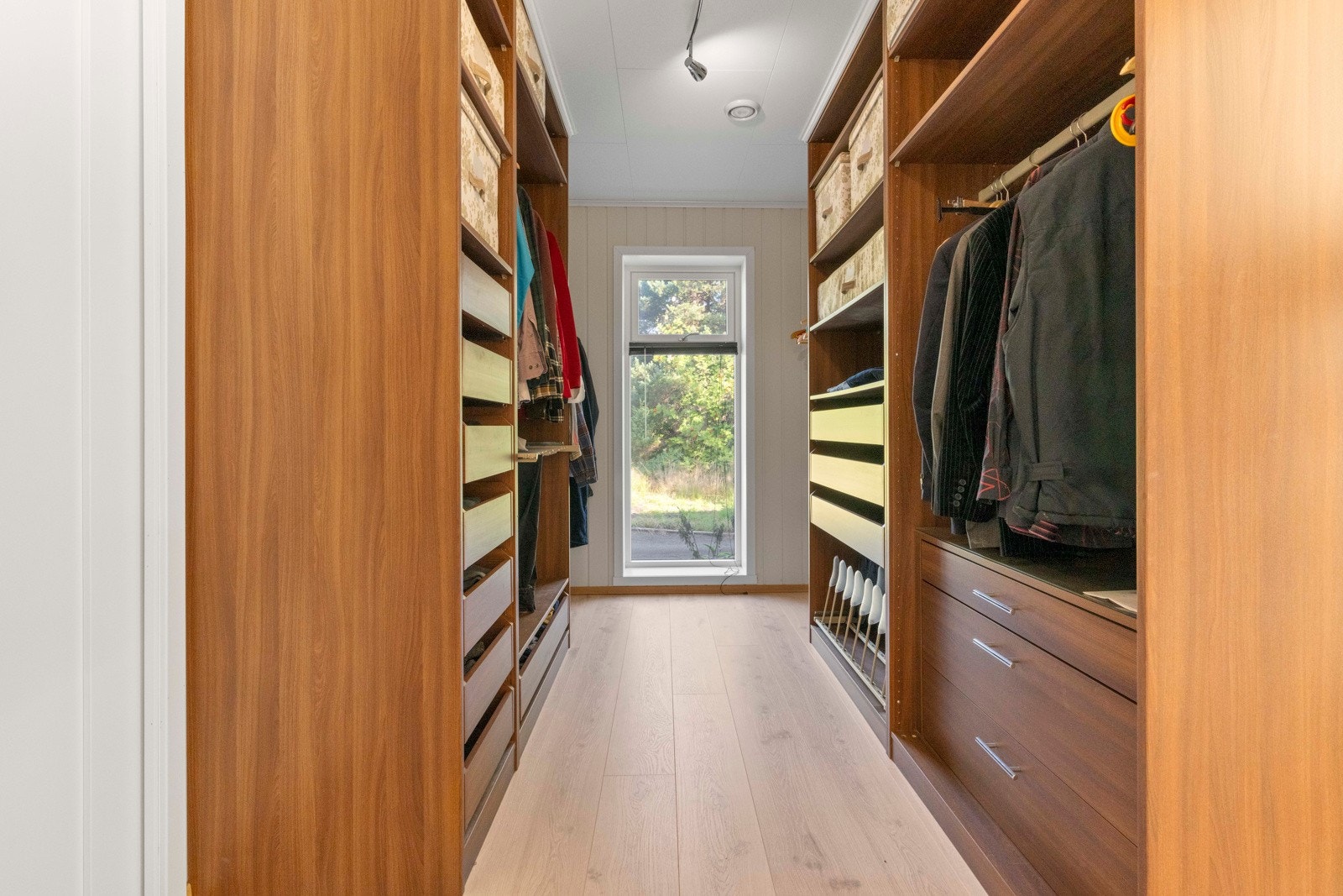 Walk-in gardrobe i tilknytning til hovedsoverommet Galleribilde