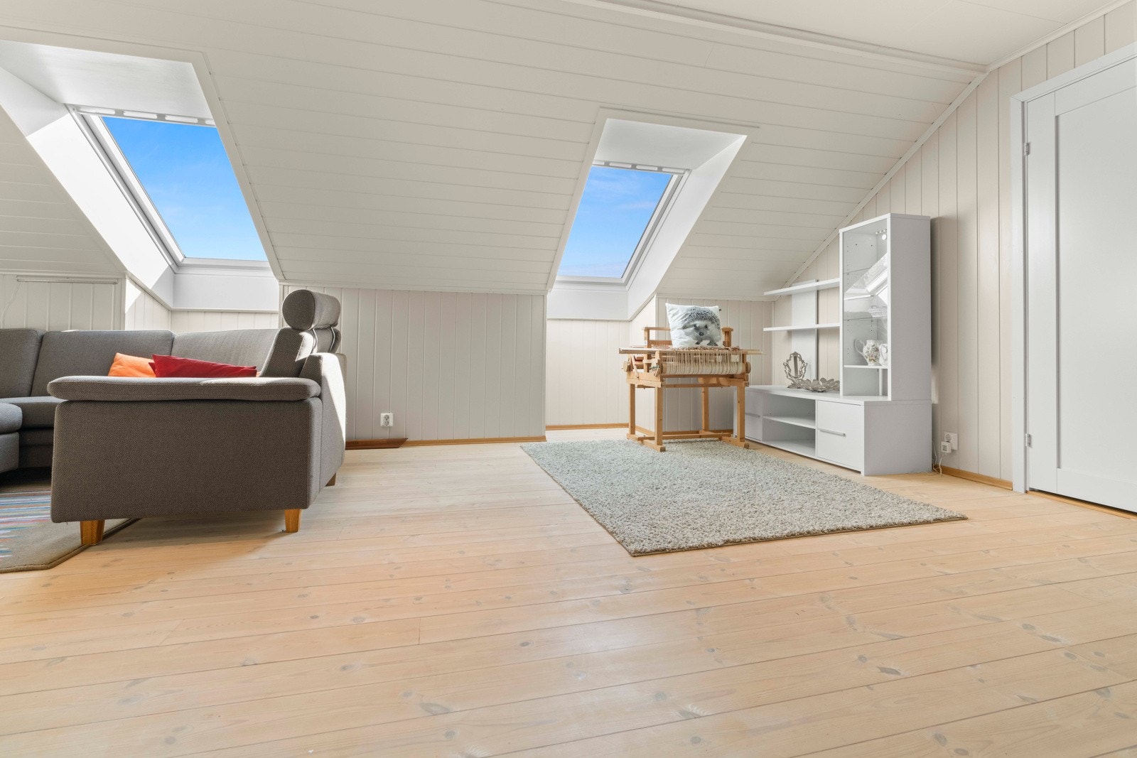 Loftstua er av god størrelse med flere takvindu Galleribilde