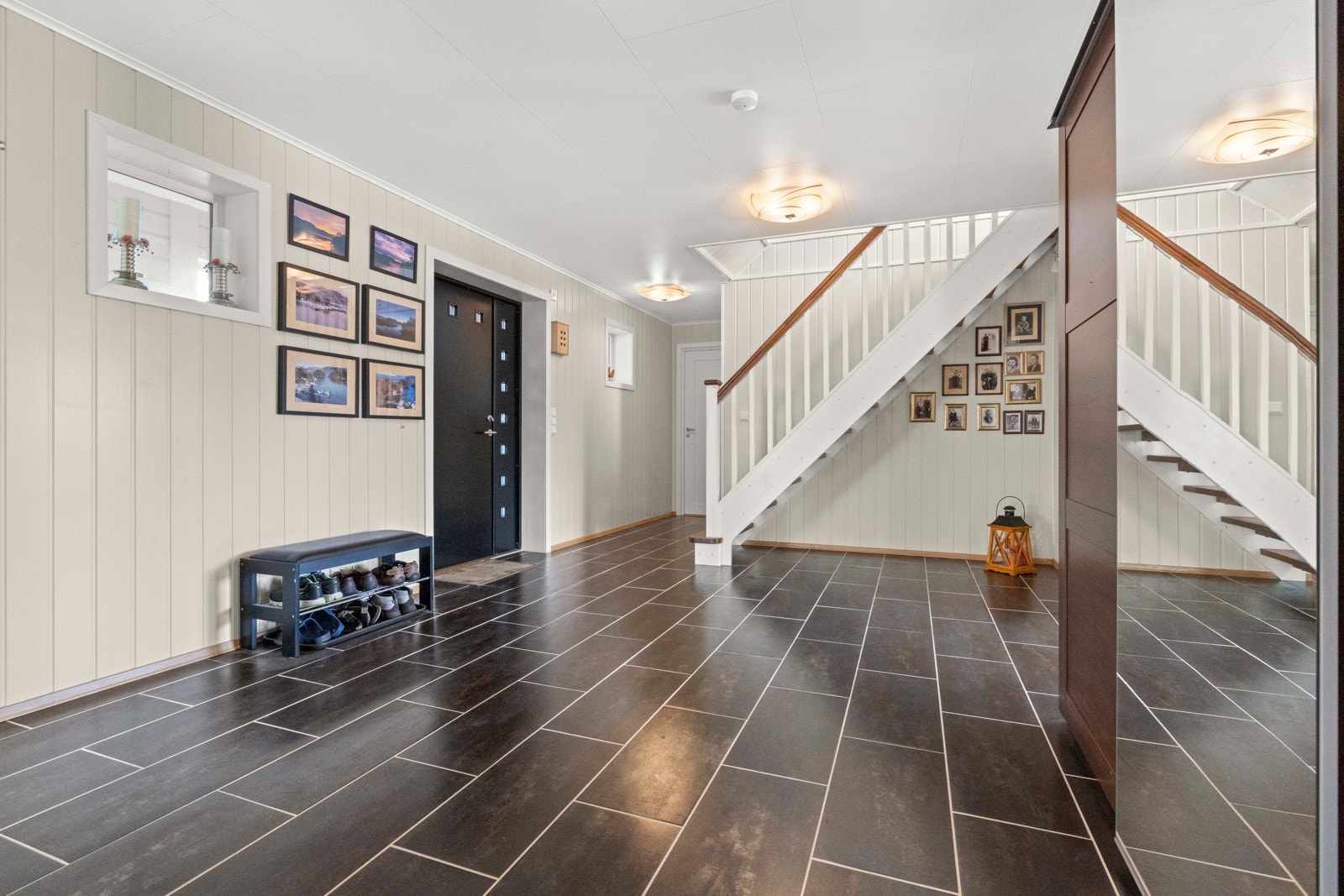 Flislagt entre / hall - det er vannboren gulvvarme i 1.etg. Galleribilde