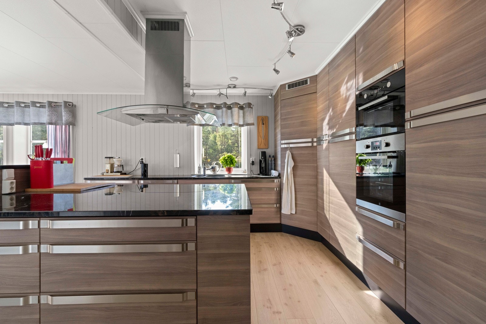 Innredningen er fra Ikea med integrerte hvitevarer og benkeplate i stein Galleribilde