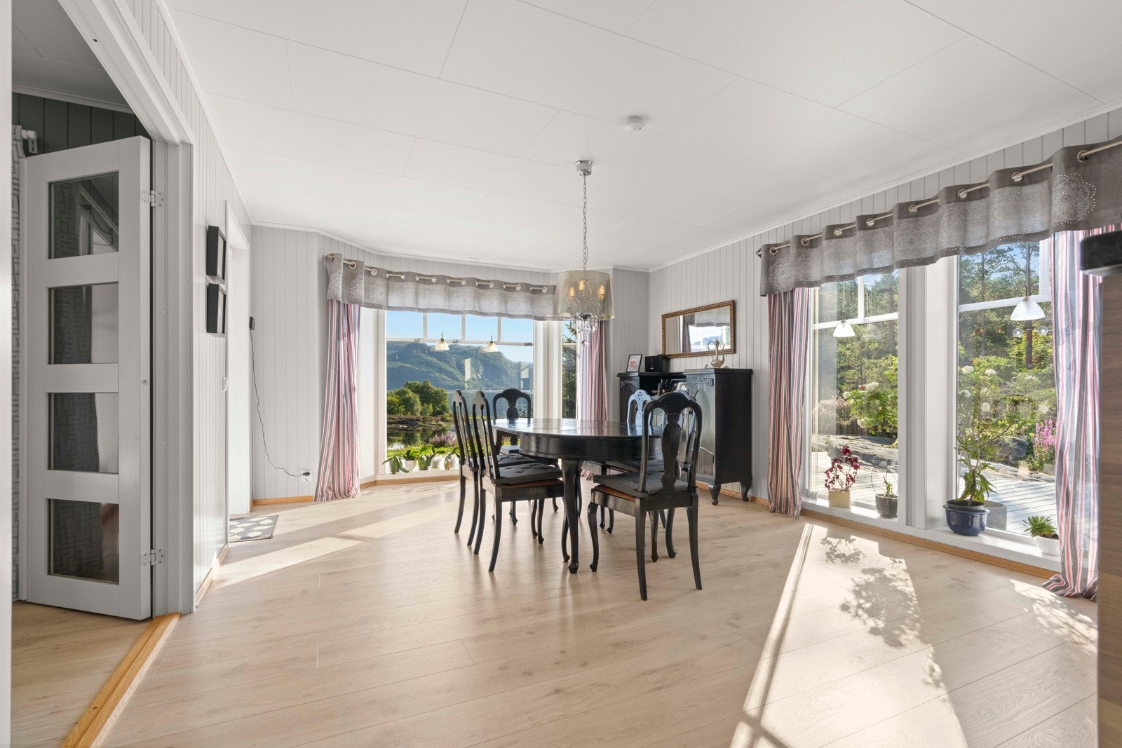 God plass til spisegruppe på kjøkkenet Galleribilde