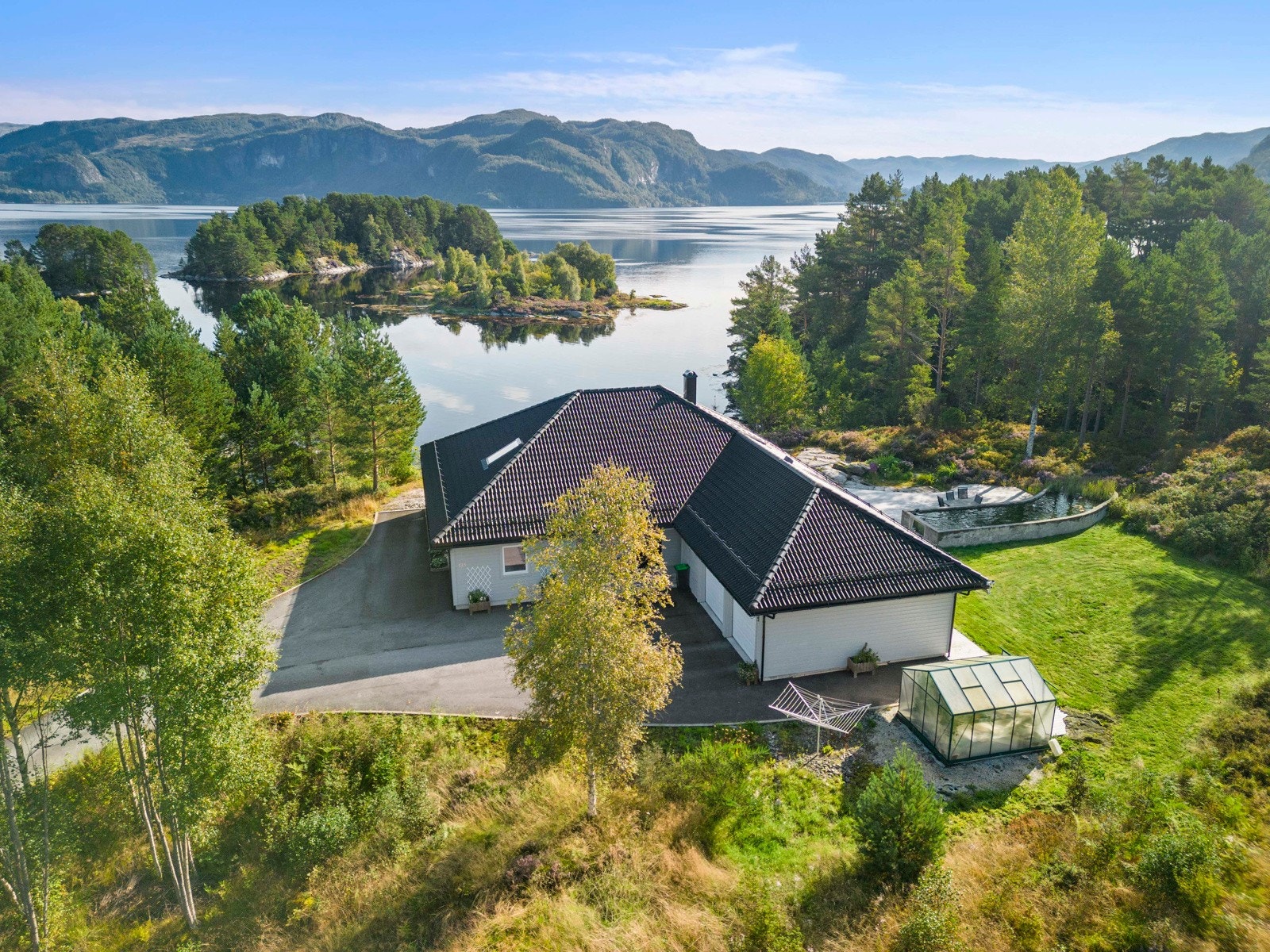 Boligen ligger fint til like ved fjorden Galleribilde
