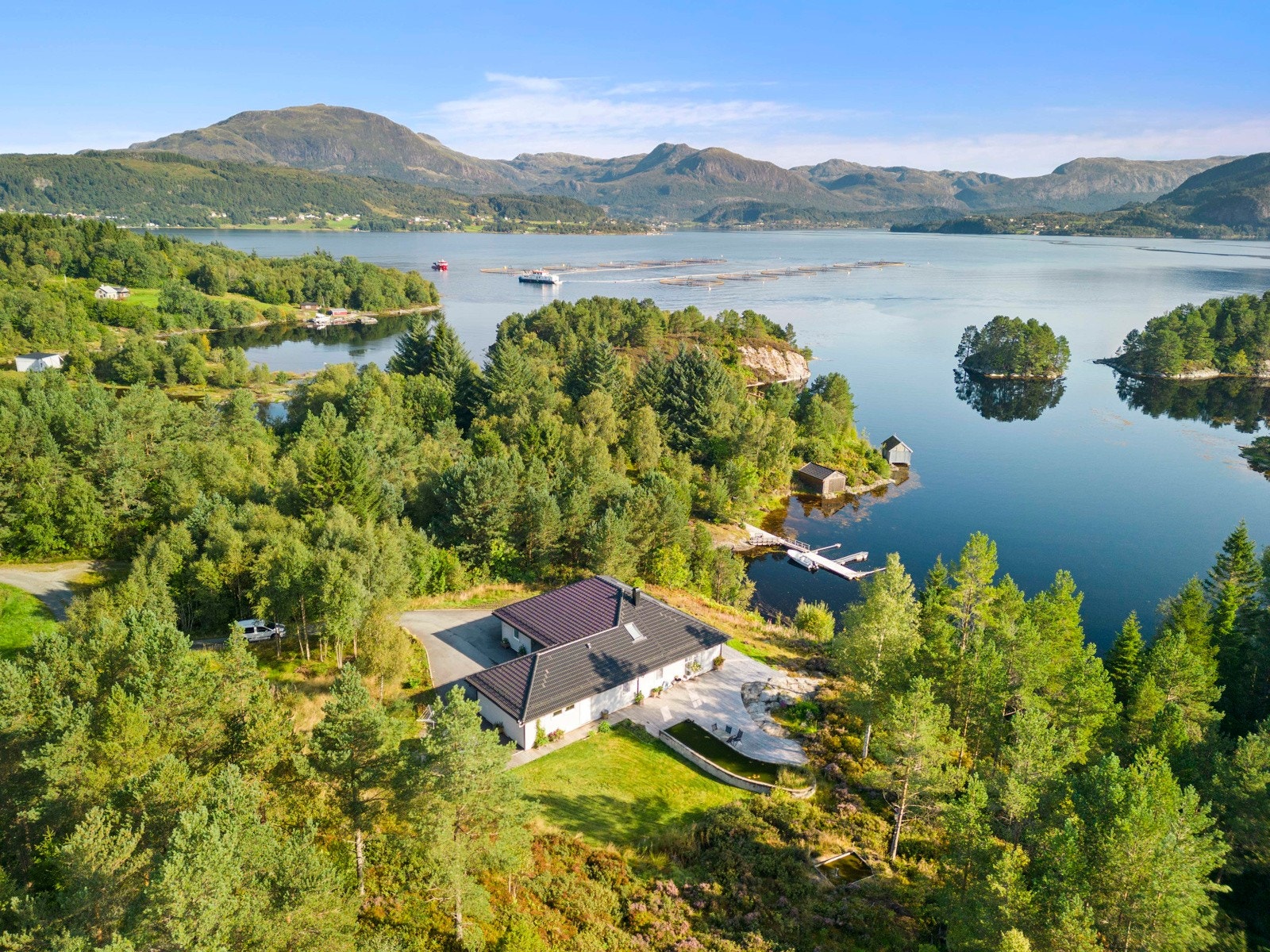 Eiendommen ligger i landlige omgivelser på Kjøsneset i Ytre Fjaler Galleribilde