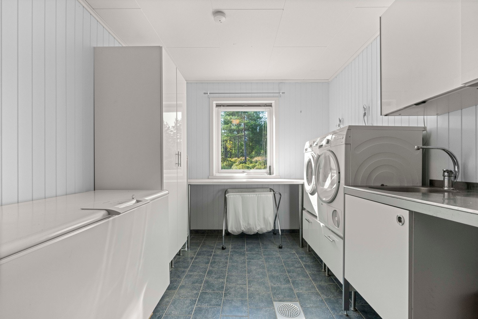 Separat vaskerom av god størrelse med mye oppbevaringsplass Galleribilde