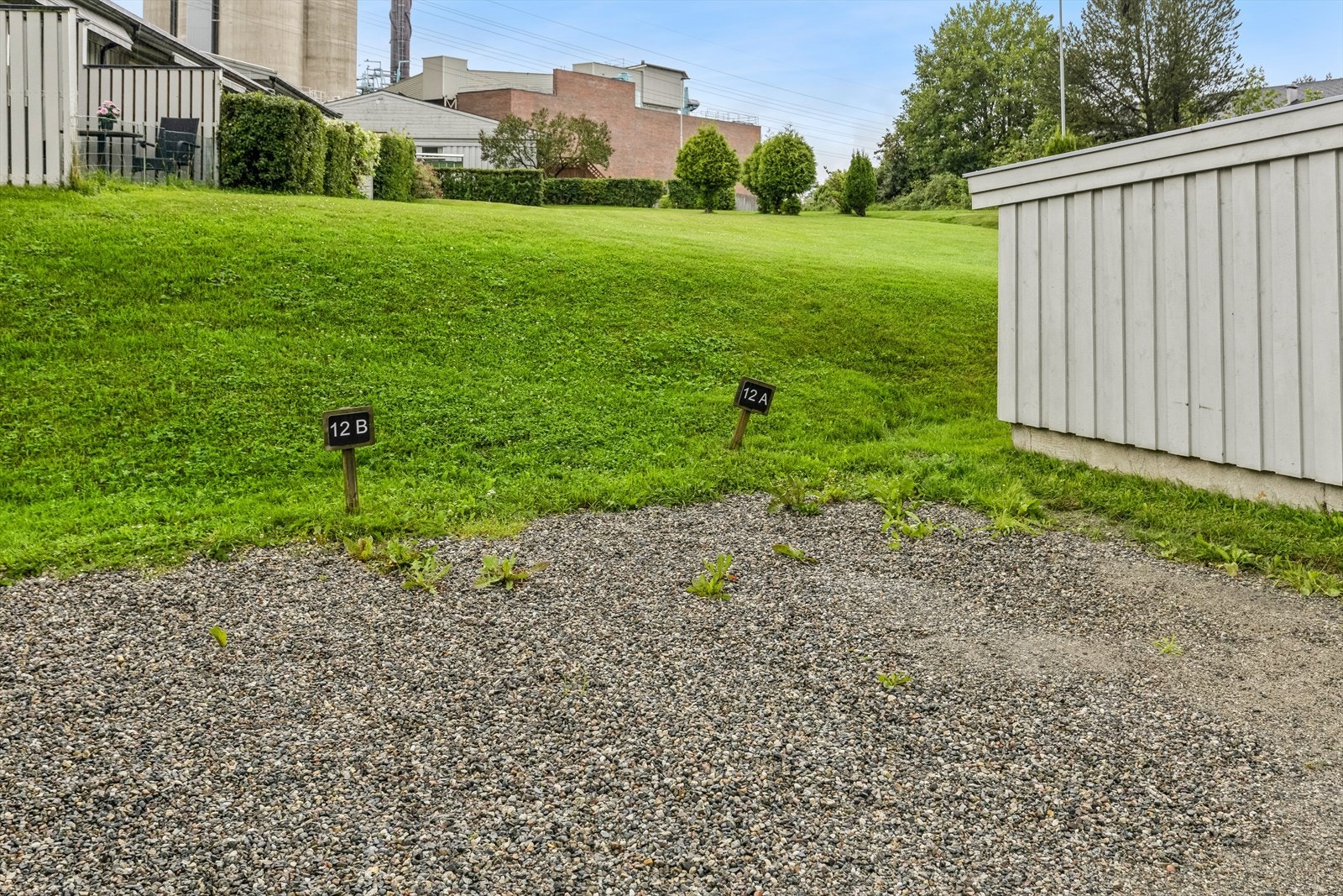 Det medfølger merket biloppstillingsplass. Galleribilde