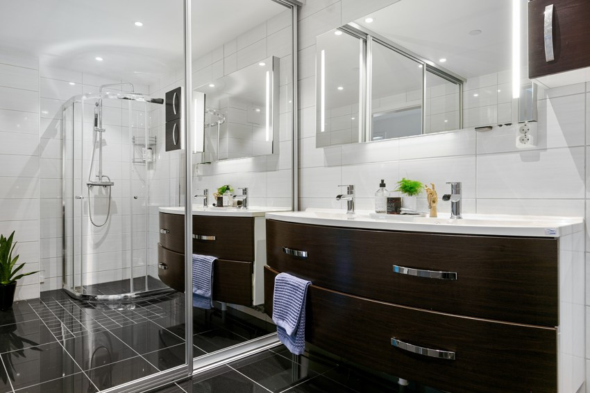 Det er skyvedørsgarderobe på badet