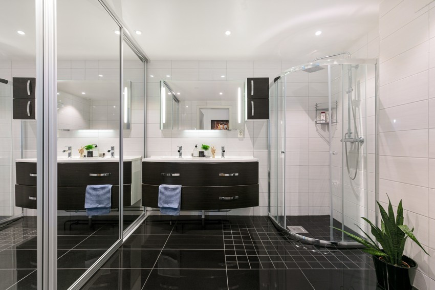 Badet har en moderne innredning og godt med lys fra downlights i taket