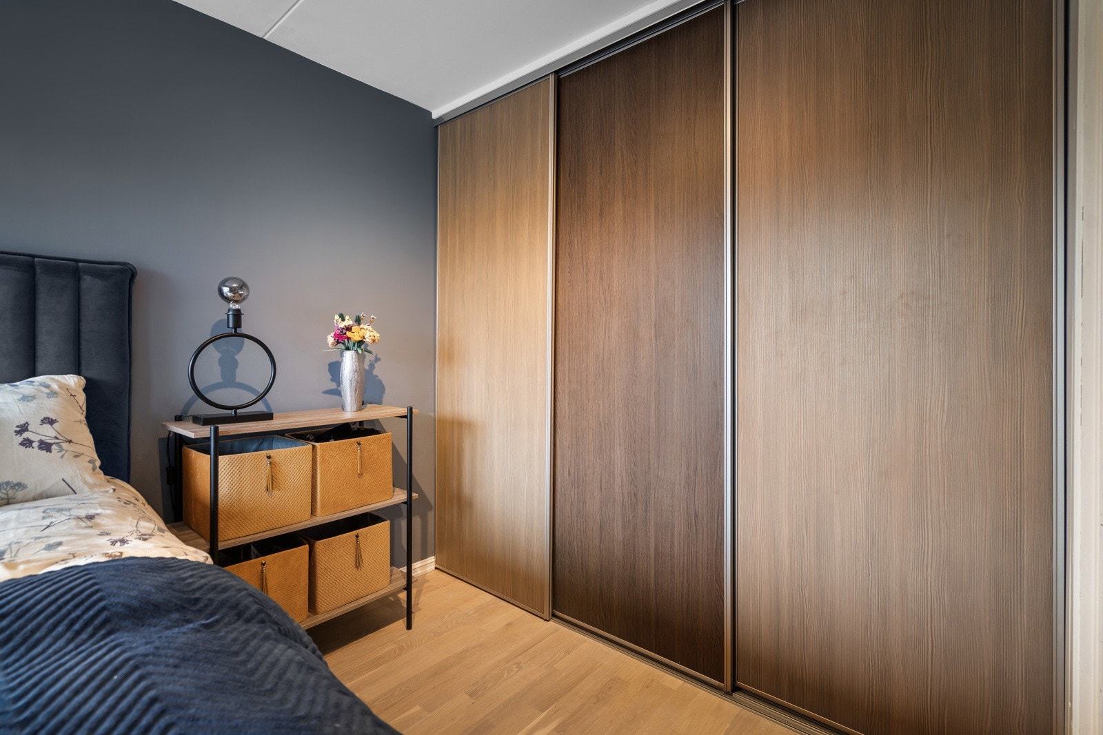 Soverommet har plass til dobbeltseng og er innredet med en god skyvedørsgarderobe med praktisk Elfa-innredning Galleribilde