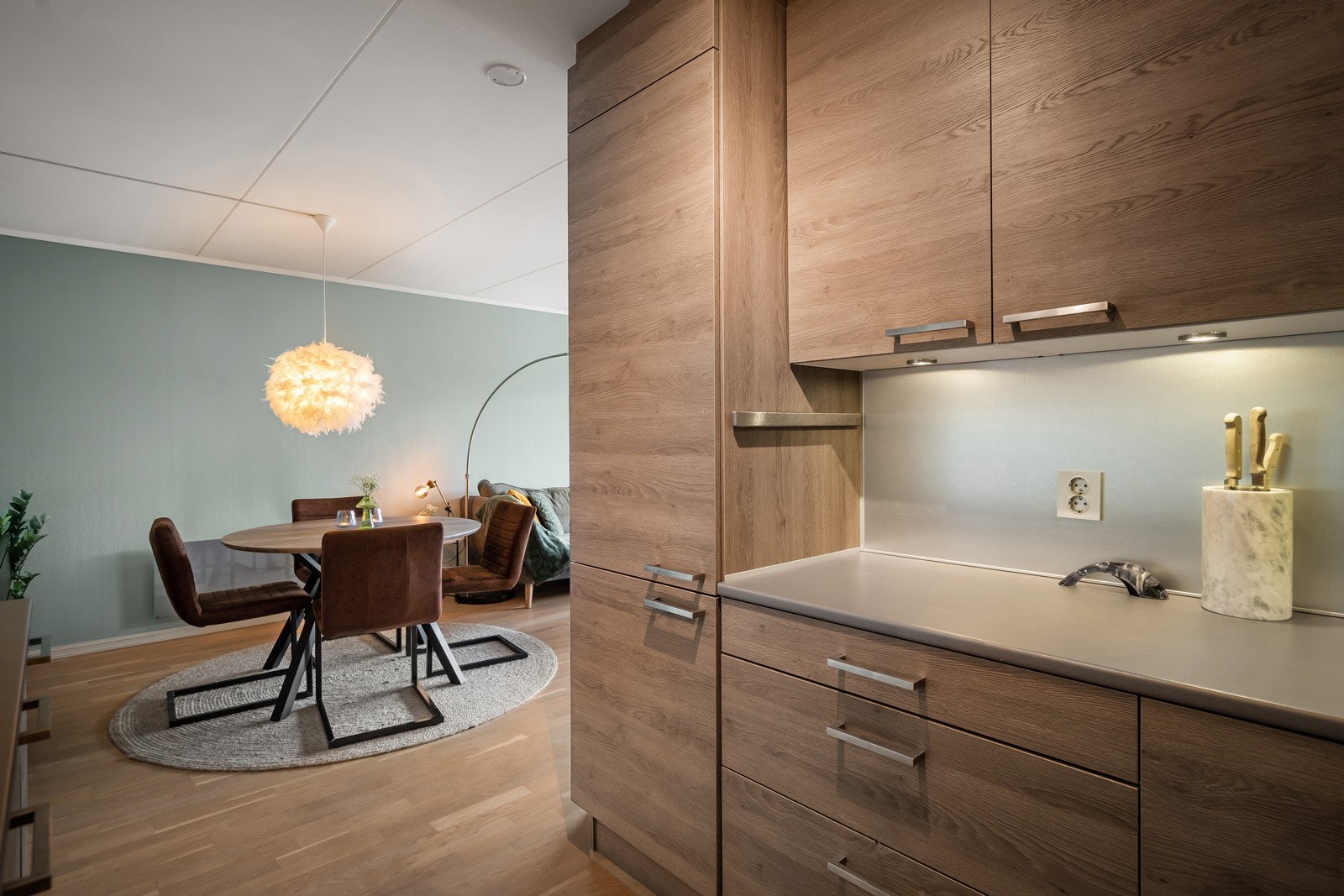 Stuen og kjøkkenet er i åpen løsning, der dansk kvalitetskjøkken av typen Aubo/Modena er godt utnyttet med takhøye overskap og god benkeplass. Galleribilde