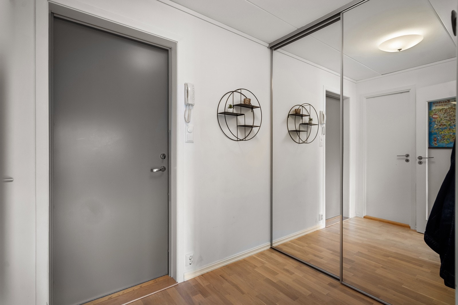 Romslig gang med gode lagringsmuligheter Galleribilde