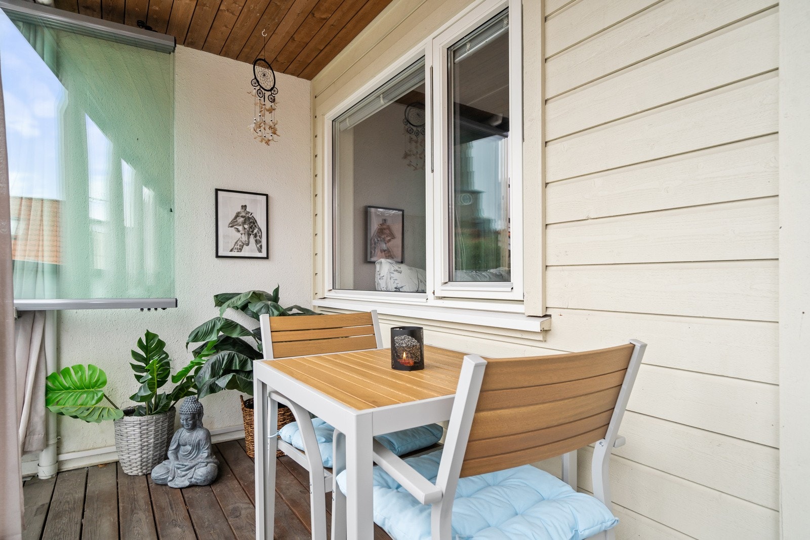 Det er utgang til en stor, vestvendt terrasse som er innglasset (utført i 2018). Her finner du en koselig plassbygget sofa samt det er god plass til grill. Galleribilde